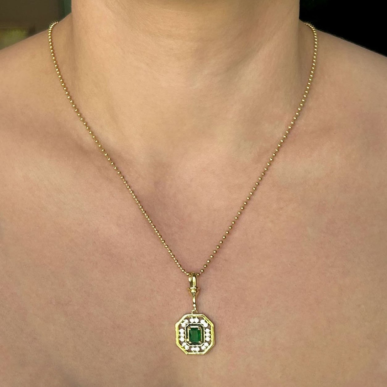 Zümrüt Parıltısı Kolye