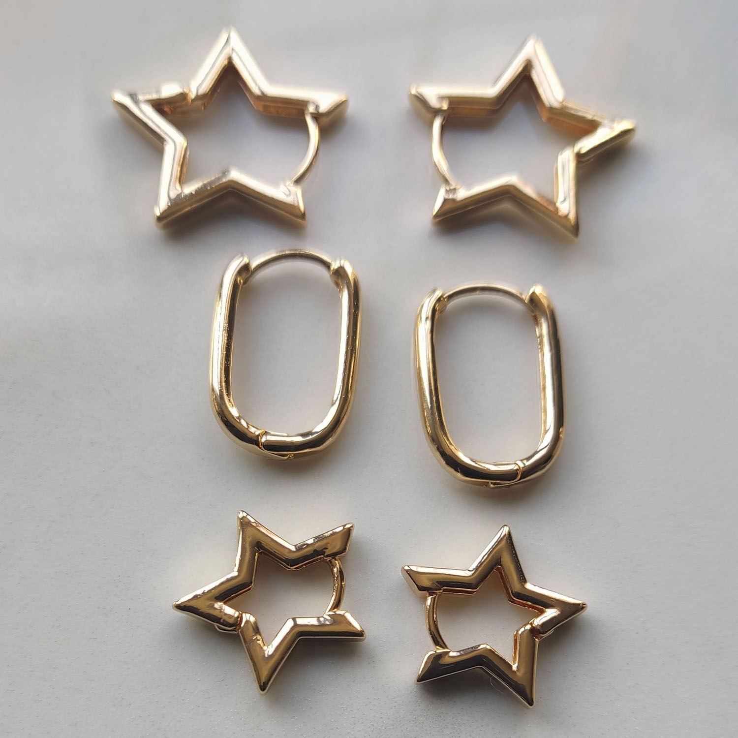 İkili Yıldız ve Dikdörtgen Altın Tonlu Huggie Küpe Seti