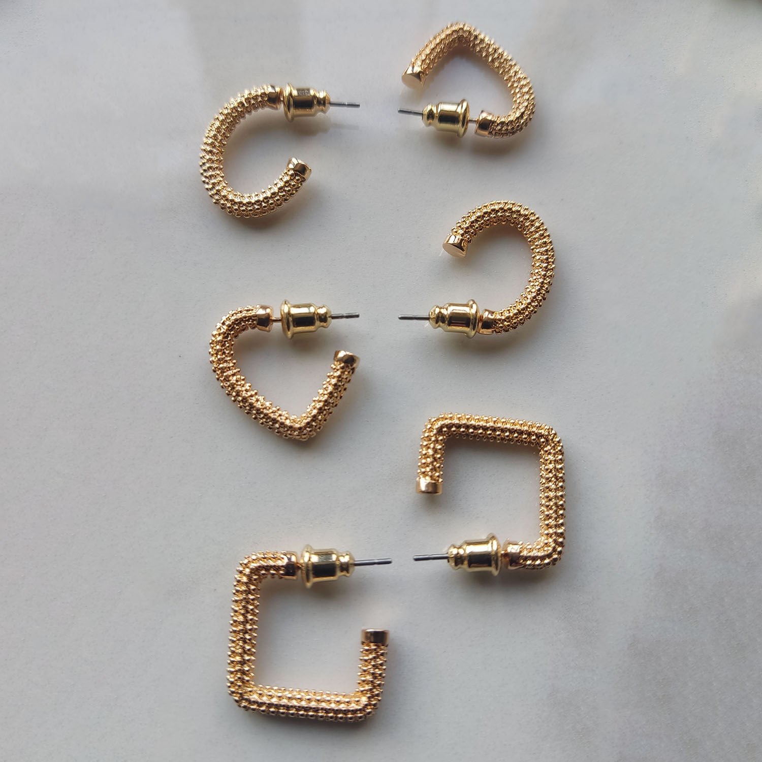 Dokulu Altın Tonlu Üçlü Küpe Seti