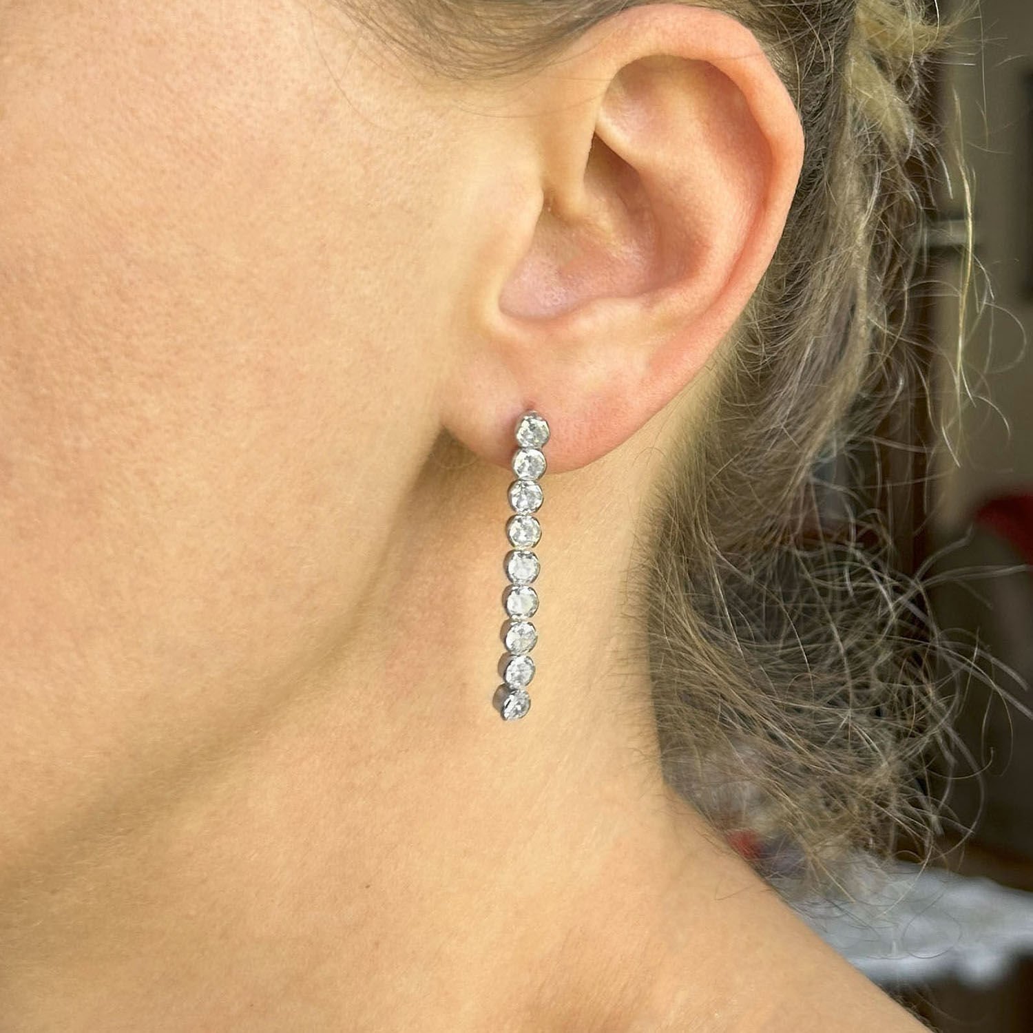 Gümüş Işıltılı Sıra Taşlı Uzun Küpeler