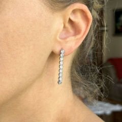 Gümüş Işıltılı Sıra Taşlı Uzun Küpeler