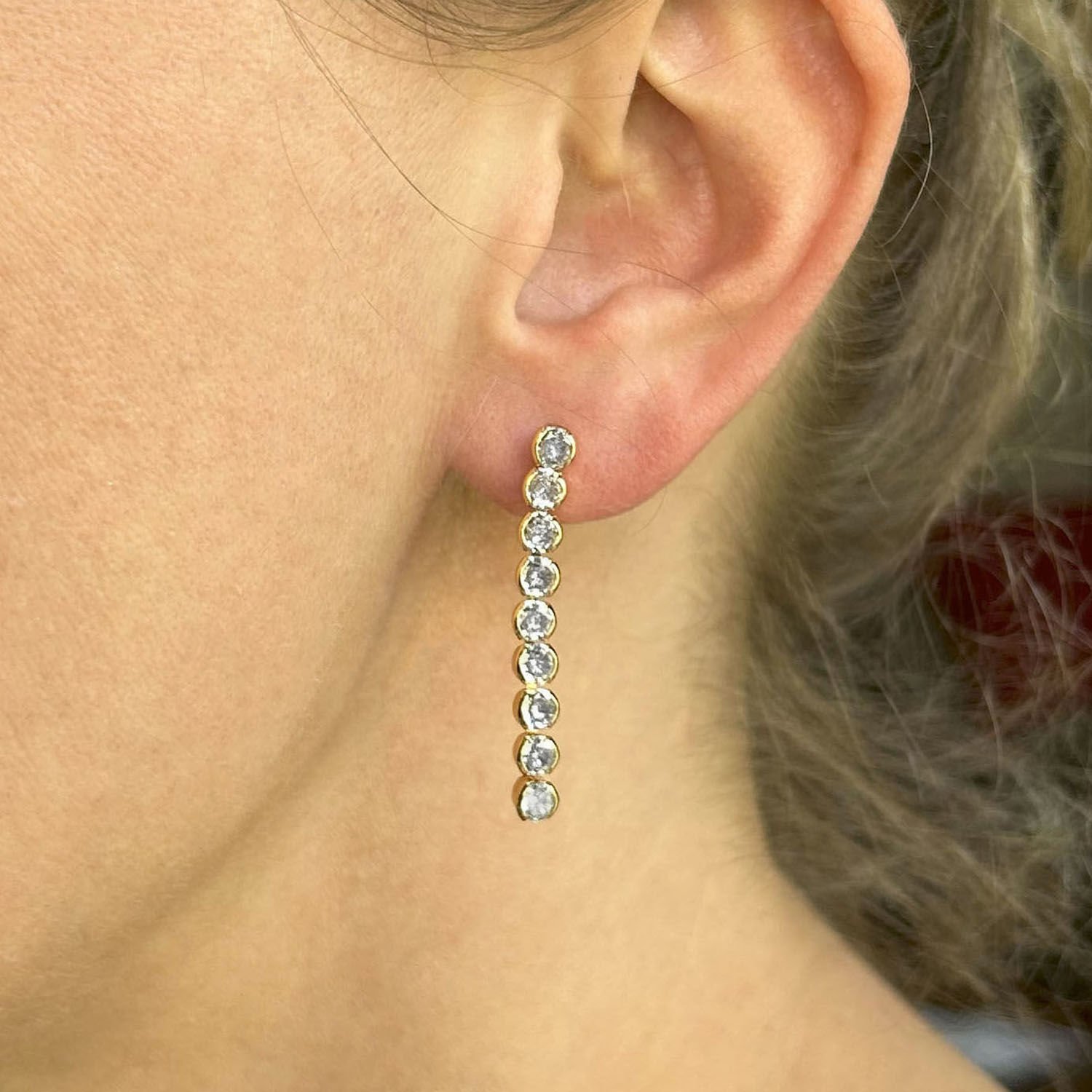 Altın Işıltılı Sıra Taşlı Uzun Küpeler