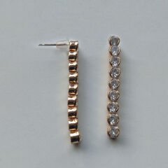 Altın Işıltılı Sıra Taşlı Uzun Küpeler