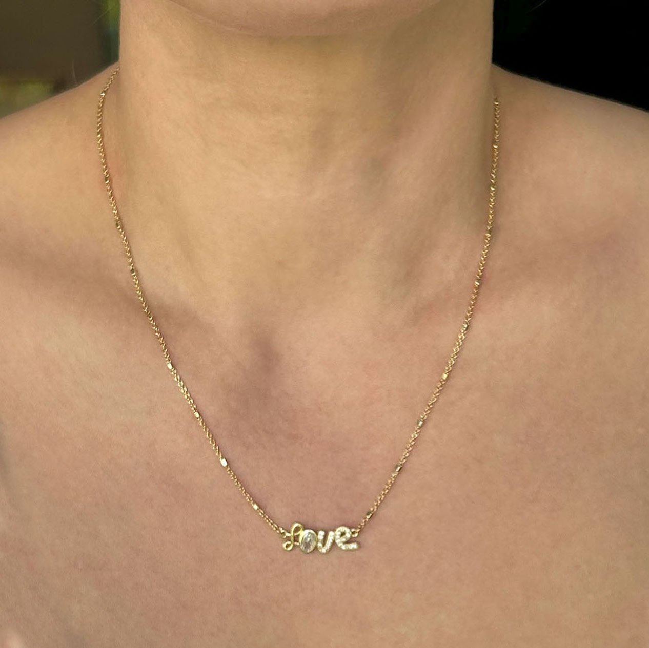Işıltılı ''Love'' Yazılı Altın Tonlu Kolye