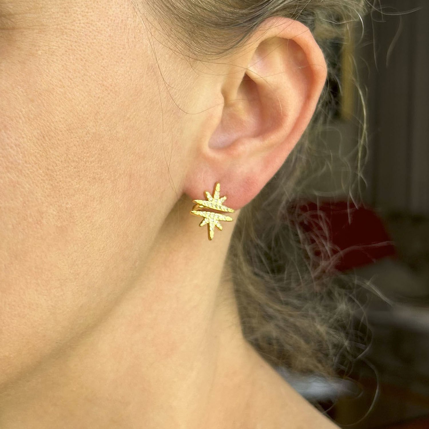 Işıltılı Yıldız Patlaması Altın Tonlu Küpeler